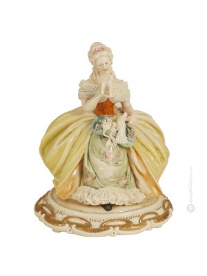 SIGNORA CON COLOMBA Statuetta statua statuina porcellana Capodimonte fatto a mano made in Italy