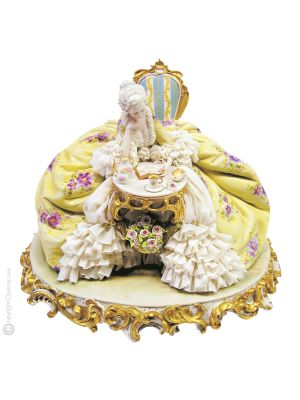 GENTILDONNA CON LIBRO E PIZZO Statuetta statua statuina porcellana Capodimonte fatto a mano made in Italy