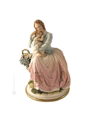 MADRE SEDUTA CON BABY IN GIARDINO Statuetta statua statuina porcellana Capodimonte fatto a mano made in Italy
