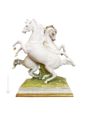 CAVALLI Statuetta porcellana Capodimonte artigianato Made in Italy